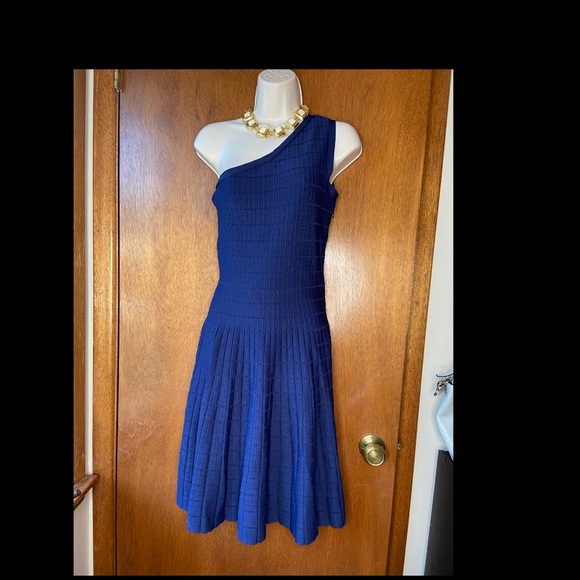 Michael Kors knitted dress. Perfect for fall - Picture 2 of 4